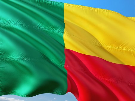 Drapeau du Bénin flottant
